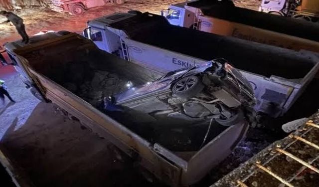 Şanlıurfa'da hafriyat kamyonun kasasına düşen otomobilin sürücüsü yaralandı