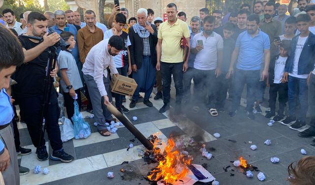 Şanlıurfa’da bayram namazı sonrası ilginç protesto! Önce taşladılar, sonra yaktılar