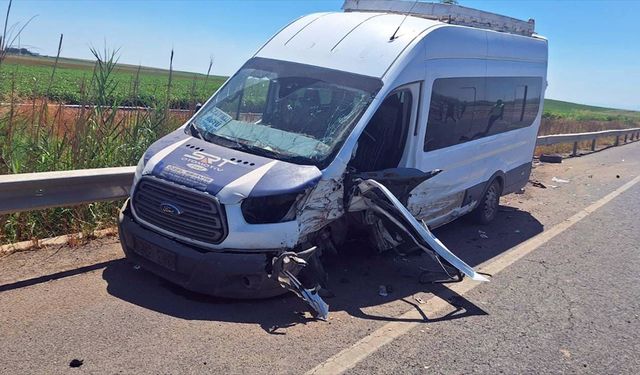 Diyarbakır'da otomobil ile minibüs çarpıştı, 16 kişi yaralandı