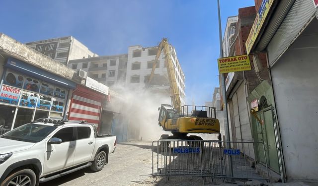 Şanlıurfa'da ağır hasarlı binaların yıkımı sürüyor