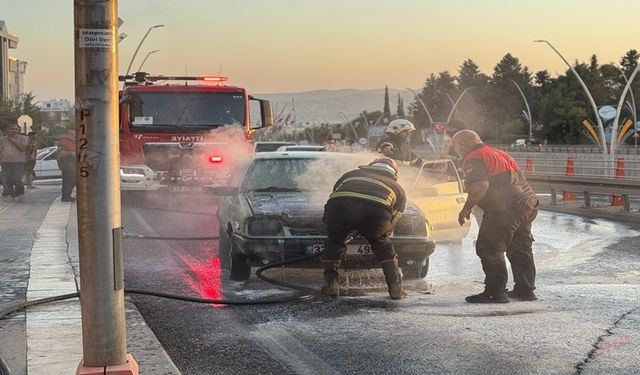 Şanlıurfa'da seyir halindeki araç alev aldı