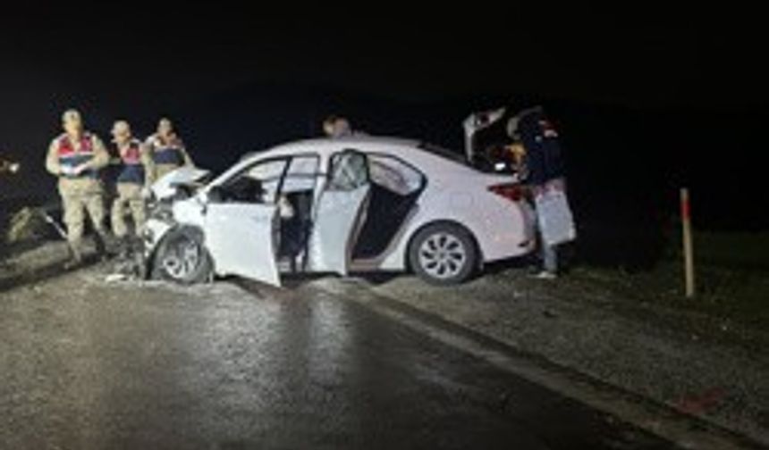 İki otomobilin çarpıştığı kazada 2 kişi öldü, 5 kişi yaralandı
