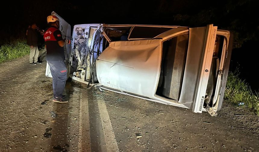 Şanlıurfa’da gece saatlerinde korkutan kaza! Otomobil yan yattı
